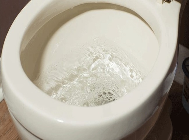 Đi toilet kh&ocirc;ng đ&uacute;ng c&aacute;ch t&aacute;c ngồi xổm