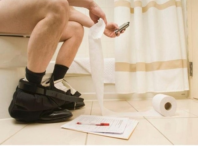  Đi toilet kh&ocirc;ng đ&uacute;ng c&aacute;ch một số tư thế ngồi bồn cầu bạn n&ecirc;n tr&aacute;nh