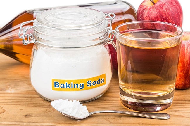 Trộn giấm với baking soda để th&ocirc;ng tắc bồn cầu