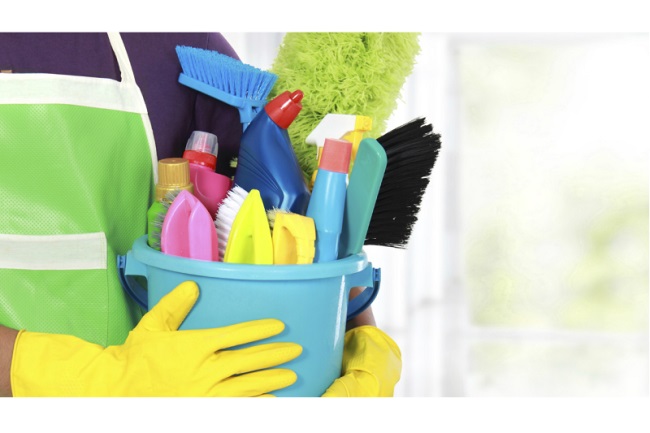 Sử dụng c&aacute;c dụng cụ vệ sinh chuy&ecirc;n dụng