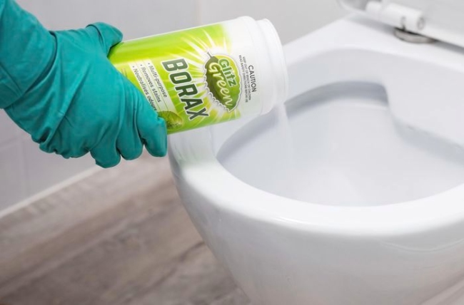 Sử dụng h&agrave;n the v&agrave; giấm ăn tẩy bồn cầu