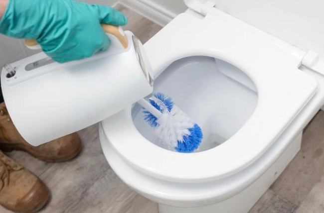 Sử dụng nước s&ocirc;i tẩy bồn cầu