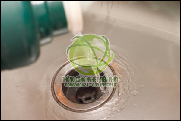 Mẹo l&agrave;m sạch đường ống nước bằng nước n&oacute;ng v&agrave; giấm ăn