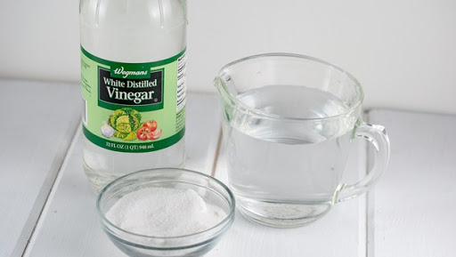 D&ugrave;ng giấm trắng để khử m&ugrave;i