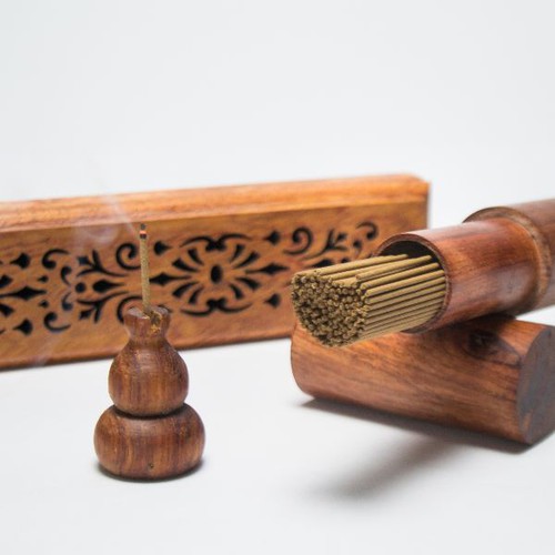 Khử m&ugrave;i h&ocirc;i bằng kh&oacute;i nhang thơm