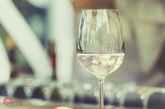 Rượu trắng gi&uacute;p khử m&ugrave;i h&ocirc;i nh&agrave; tắm