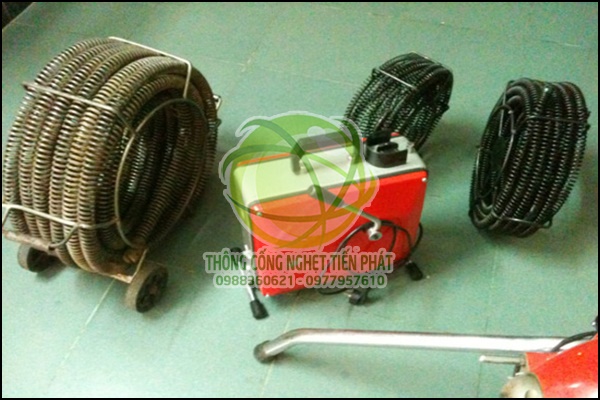 Mẹo l&agrave;m sạch đường ống nước bằng m&aacute;y th&ocirc;ng tắc l&ograve; xo