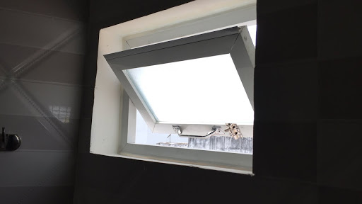 Mở cửa thông gió trong nhà vệ sinh