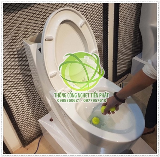 c&aacute;ch th&ocirc;ng bồn cầu bị tắc nặng