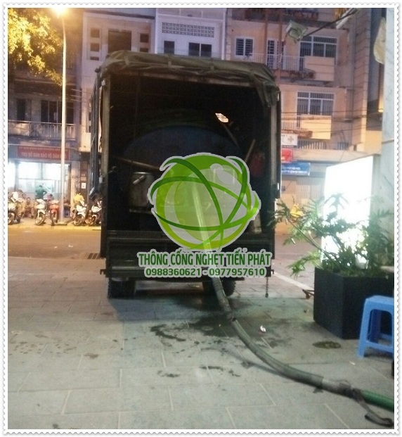 H&uacute;t hầm cầu với nhiều c&aacute;ch kh&aacute;c nhau.