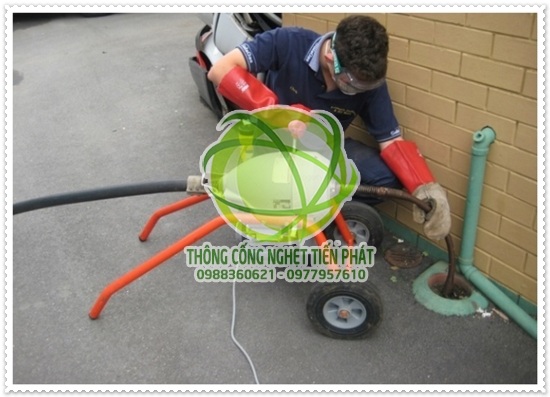 Th&ocirc;ng đường ống rửa b&aacute;t bằng m&aacute;y h&uacute;t bụi