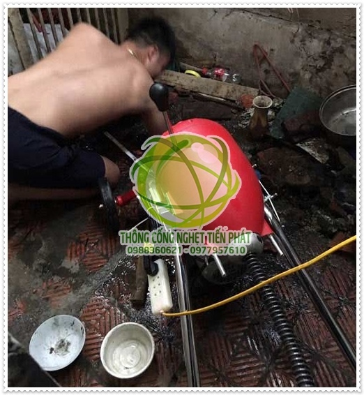 M&aacute;y thổi hơi n&eacute;n kh&iacute; th&ocirc;ng bồn cầu bị nghẹt.