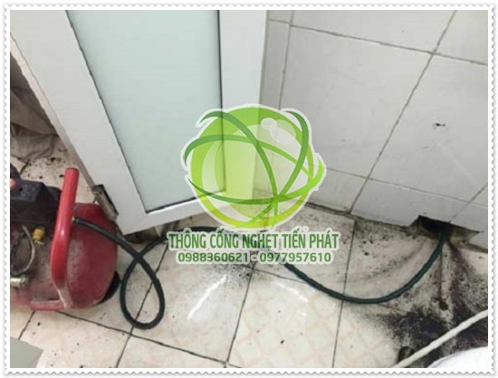 M&aacute;y thổi hơi n&eacute;n kh&iacute; th&ocirc;ng bồn cầu bị nghẹt.