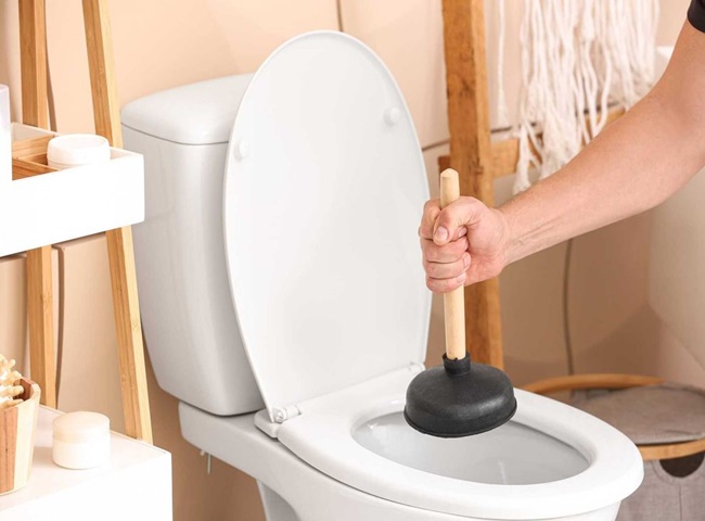 Thông bồn cầu Quận 1 khi thấy dấu hiệu trào ngược