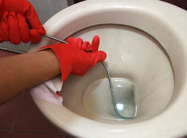 Dịch vụ th&ocirc;ng bồn cầu Quận 7 cảnh gi&aacute;c đơn vị k&eacute;m uy t&iacute;n