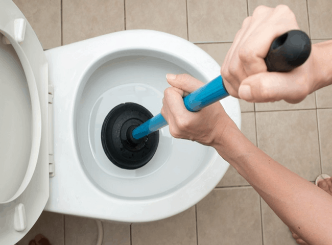 Th&ocirc;ng bồn cầu Quận 9 gi&aacute; rẻ bằng p&iacute;t-t&ocirc;ng cao su