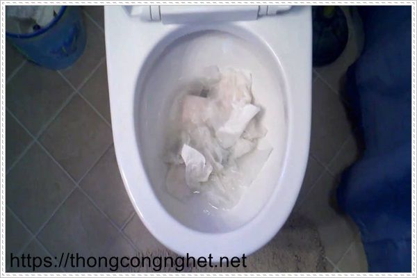 Nh&agrave; vệ sinh kh&ocirc;ng dọn dẹp dễ g&acirc;y m&ugrave;i h&ocirc;i.