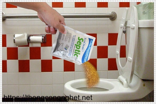 Sử dụng h&oacute;a chất cho bồn cầu.