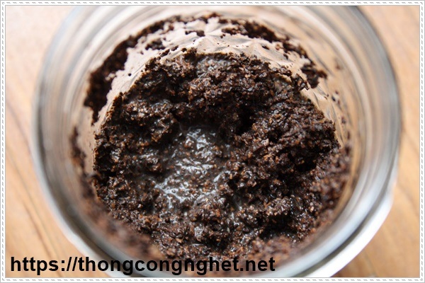 Khử m&ugrave;i xe &ocirc; t&ocirc; bằng b&atilde; caf&eacute; v&agrave; tr&agrave;