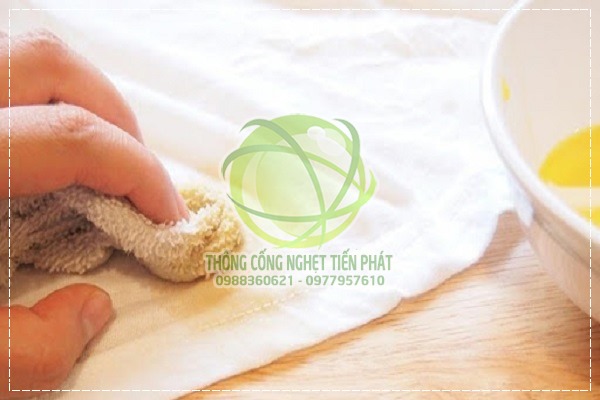 Xử l&yacute; quần &aacute;o d&iacute;nh dầu mỡ nhẹ nh&agrave;ng.