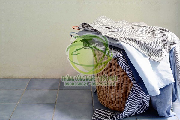 Giặt quần &aacute;o b&aacute;m dầu mỡ.