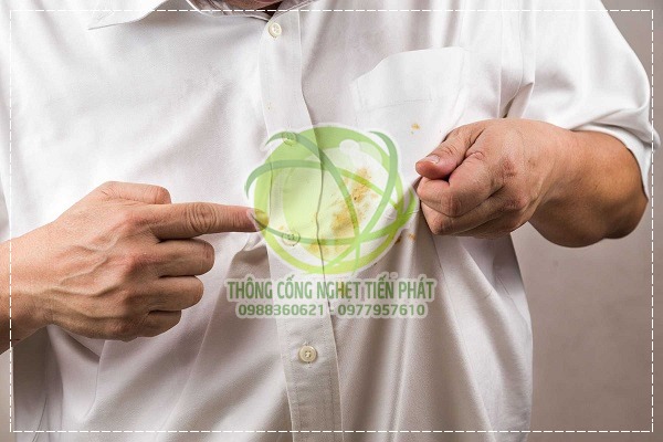 Quần &aacute;o bị d&iacute;nh dầu mỡ kh&oacute; xử l&yacute;.