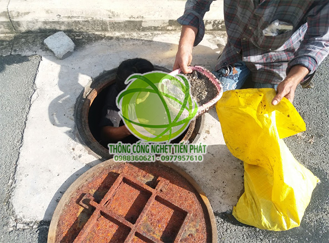 C&aacute;ch xử l&yacute; m&ugrave;i h&ocirc;i hố ga bằng việc nạo v&eacute;t định kỳ