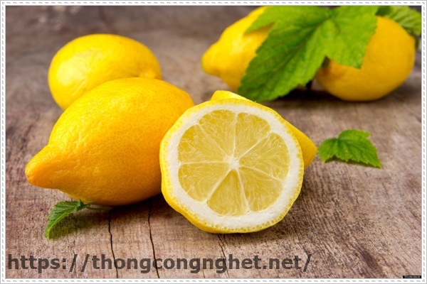 D&ugrave;ng chanh khử m&ugrave;i khai nước tiểu.