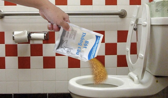 D&ugrave;ng h&oacute;a chất để xử l&yacute; bồn cầu bị nghẹt