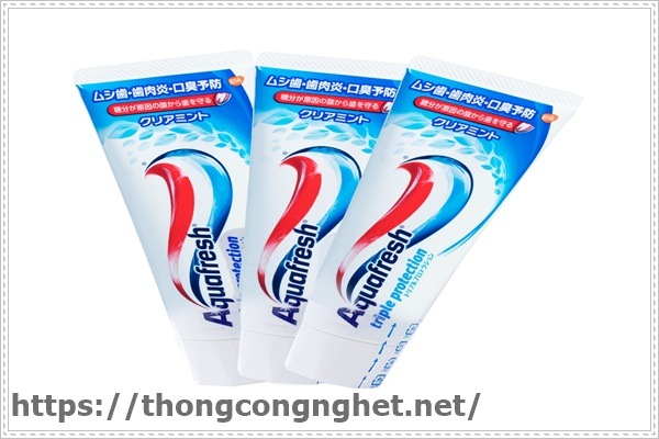 D&ugrave;ng kem đ&aacute;nh răng khử m&ugrave;i khai.