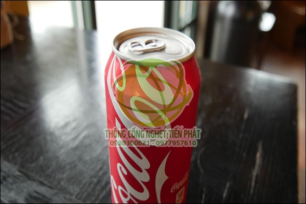 Vệ sinh v&ograve;i nước inox bằng coca cola