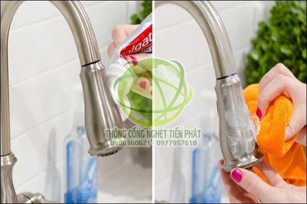 Vệ sinh v&ograve;i nước inox bằng kem đ&aacute;nh răng